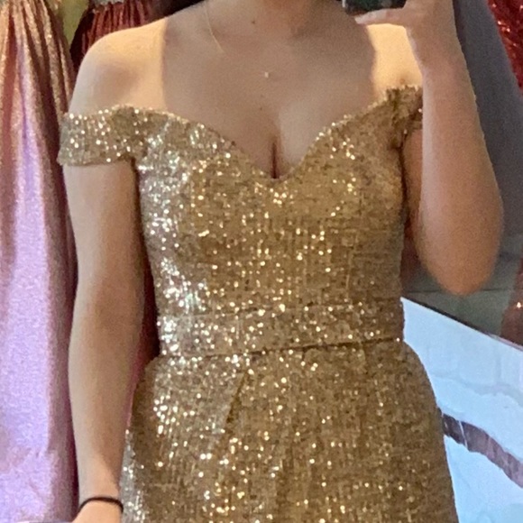 A handmade wedding dress in a medium size and gold color. - Picture 3 of 3